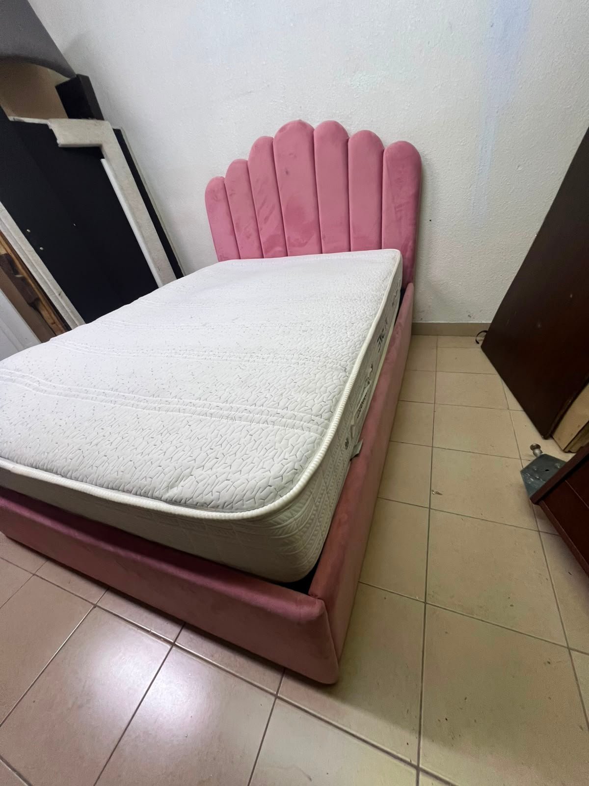 Pink Velvet Scalloped Single Bed with Quilted Mattress – Upholstered Kids'/Teen Bedroom Furniture - Image 3