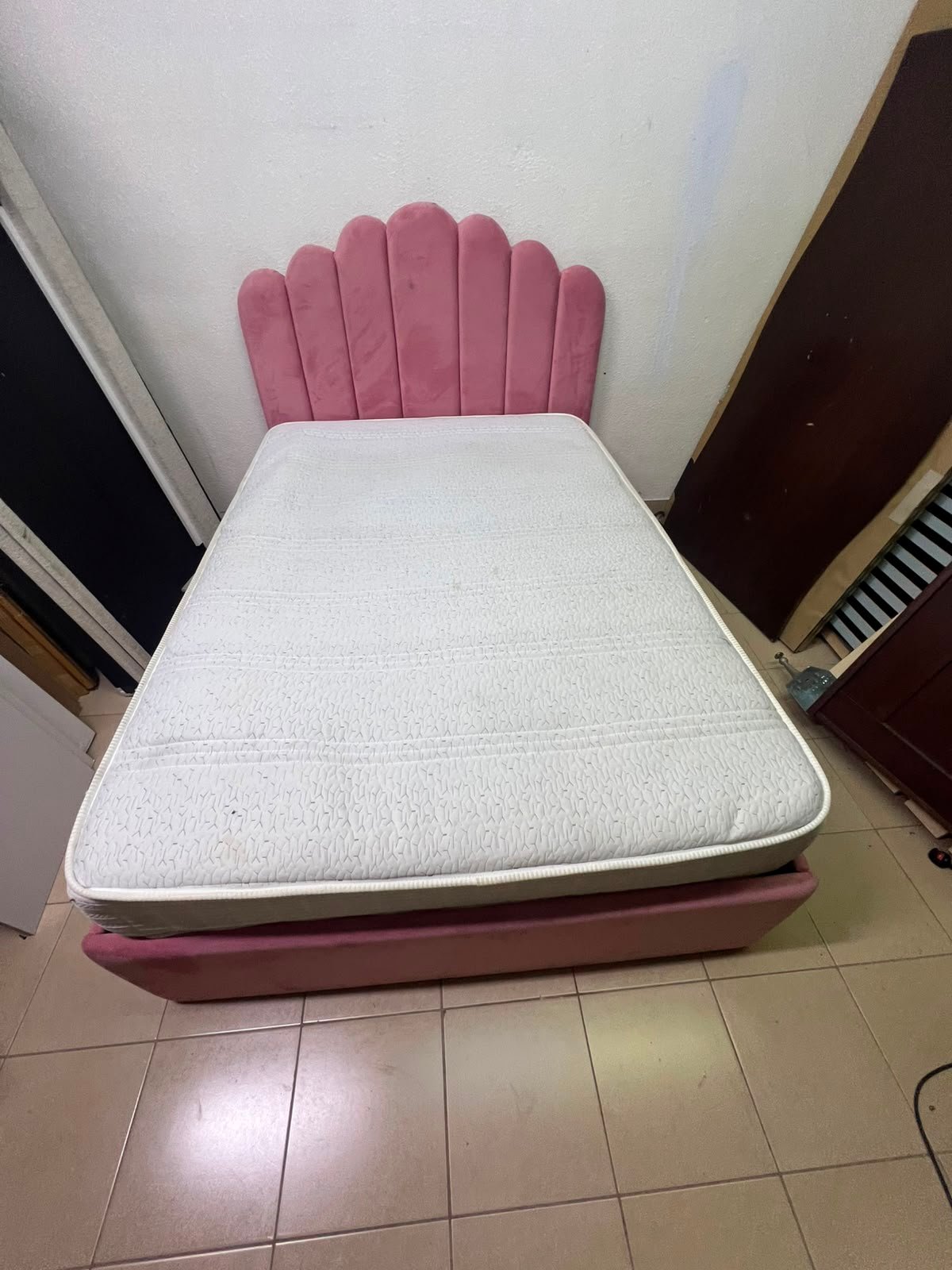 Pink Velvet Scalloped Single Bed with Quilted Mattress – Upholstered Kids'/Teen Bedroom Furniture - Image 4