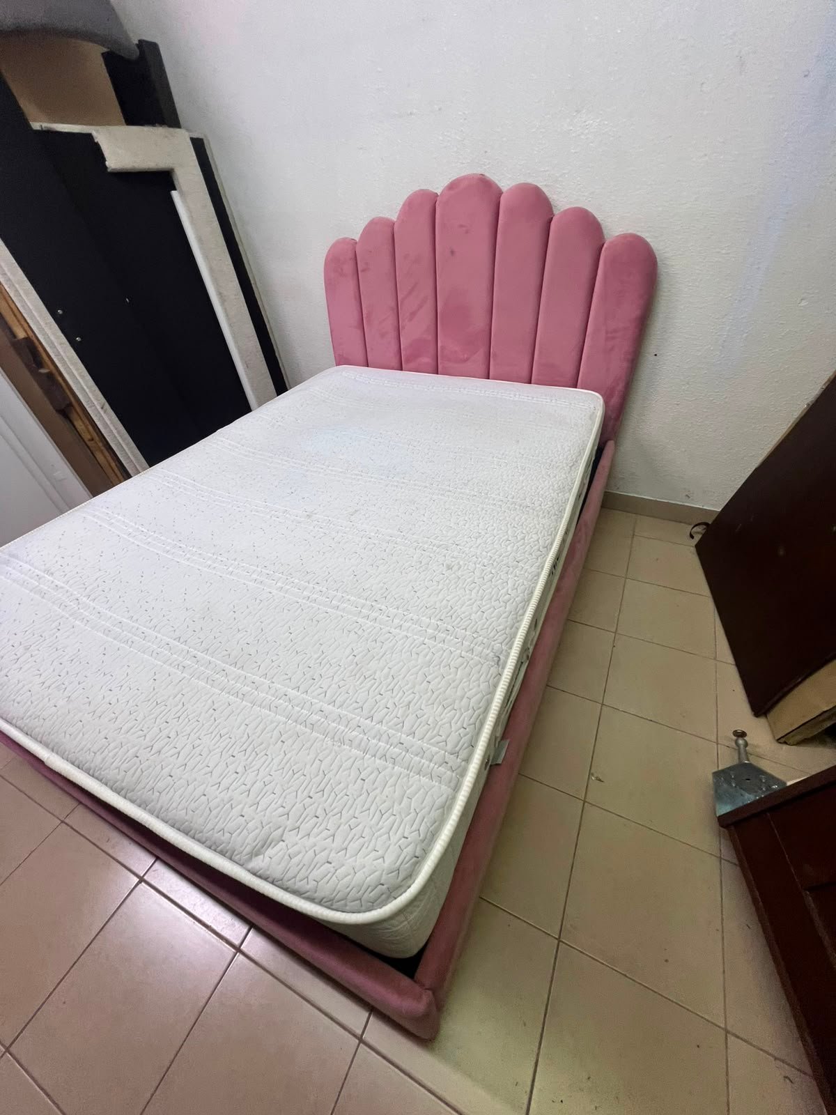 Pink Velvet Scalloped Single Bed with Quilted Mattress – Upholstered Kids'/Teen Bedroom Furniture - Image 5