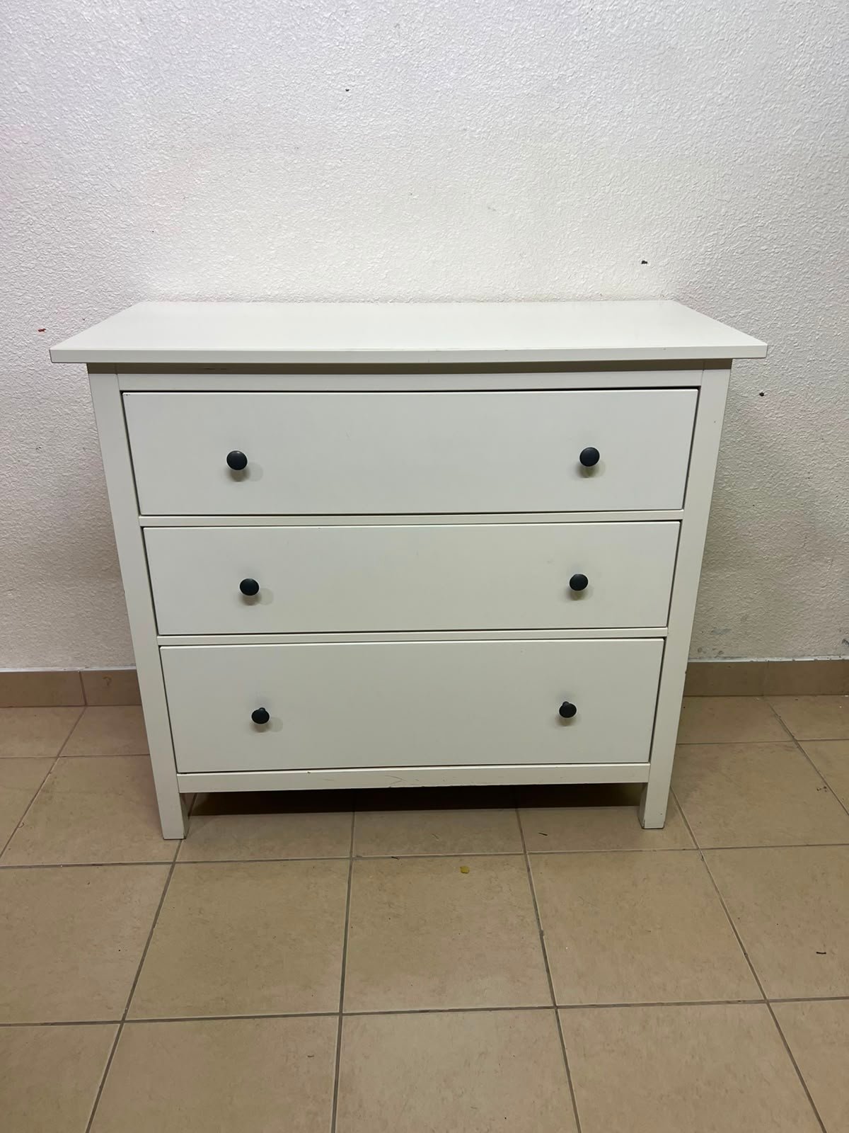 3-Drawer White Dresser / Chest of Drawers with Contrast Black Knobs – Minimalist Storage Cabinet for Bedroom & Living Room