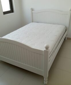 Classic White Wooden Bed Frame with Quilted Mattress – Elegant Paneled Headboard & Footboard with Finial Posts