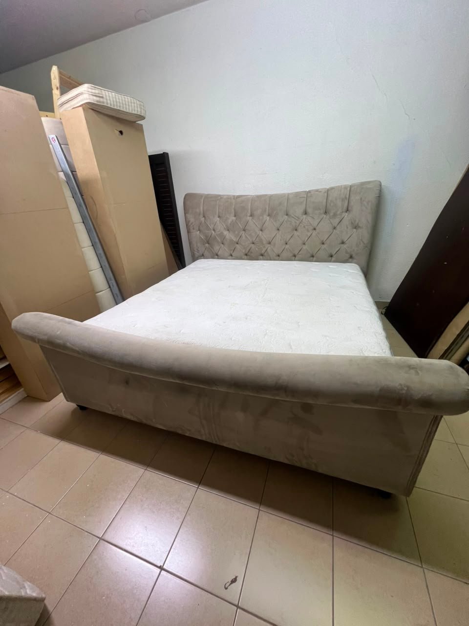 Classic Diamond-Tufted Upholstered Bed with Mattress – Soft Beige/Grey Velvet Fabric with Curved Footboard - Image 9