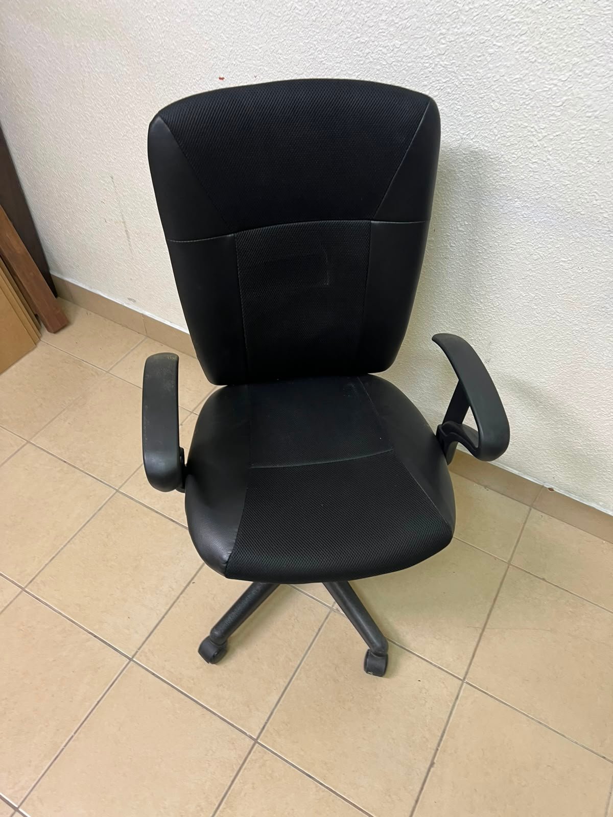 Black Ergonomic Office Chair with Mesh & Faux Leather Upholstery – Breathable Swivel Task Chair with Fixed Armrest - Image 2