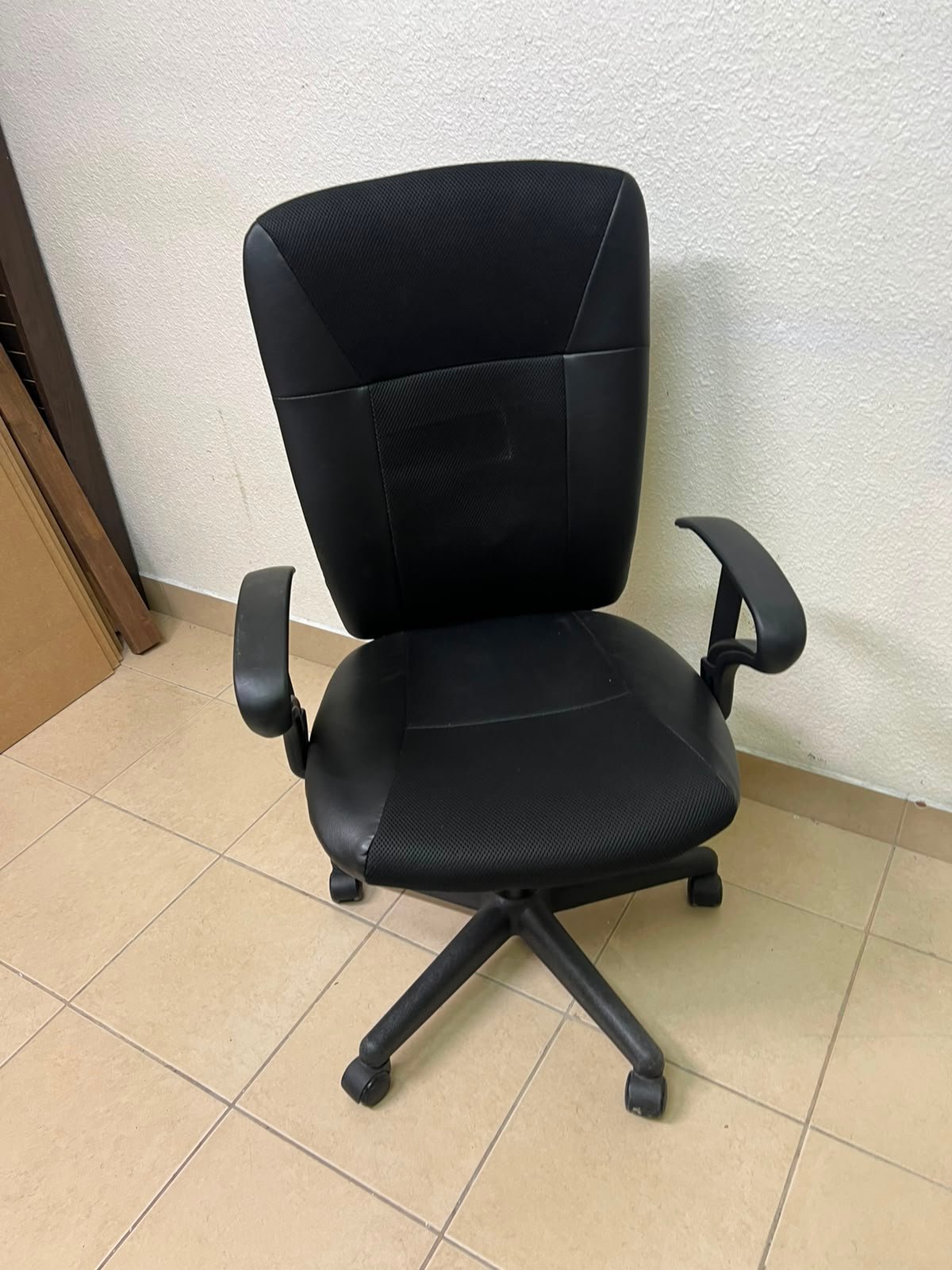 Black Ergonomic Office Chair with Mesh & Faux Leather Upholstery – Breathable Swivel Task Chair with Fixed Armrest