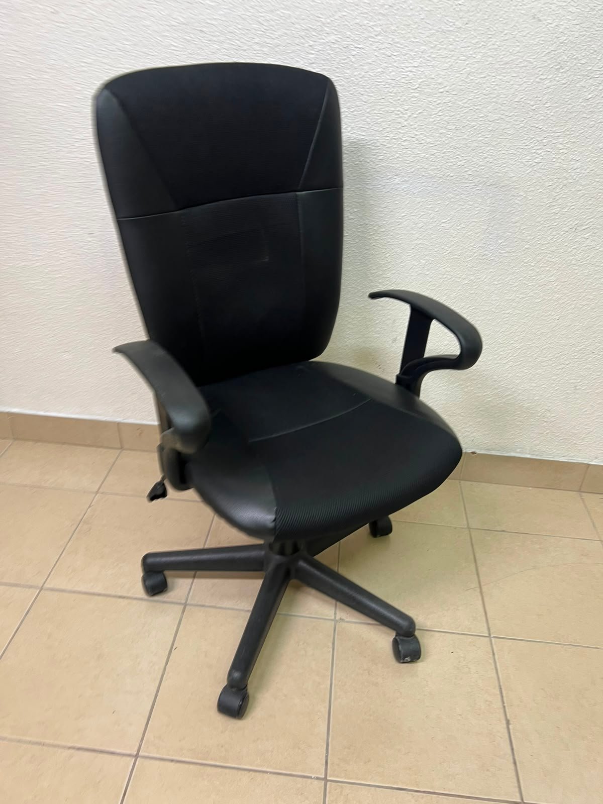 Black Ergonomic Office Chair with Mesh & Faux Leather Upholstery – Breathable Swivel Task Chair with Fixed Armrest - Image 4