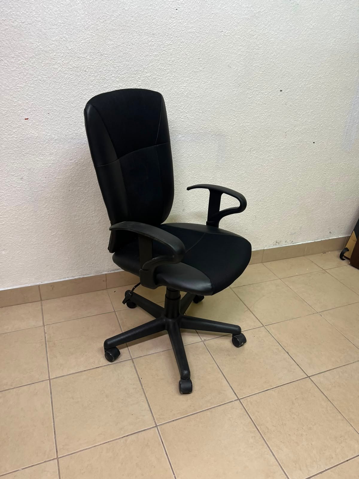 Black Ergonomic Office Chair with Mesh & Faux Leather Upholstery – Breathable Swivel Task Chair with Fixed Armrest - Image 5