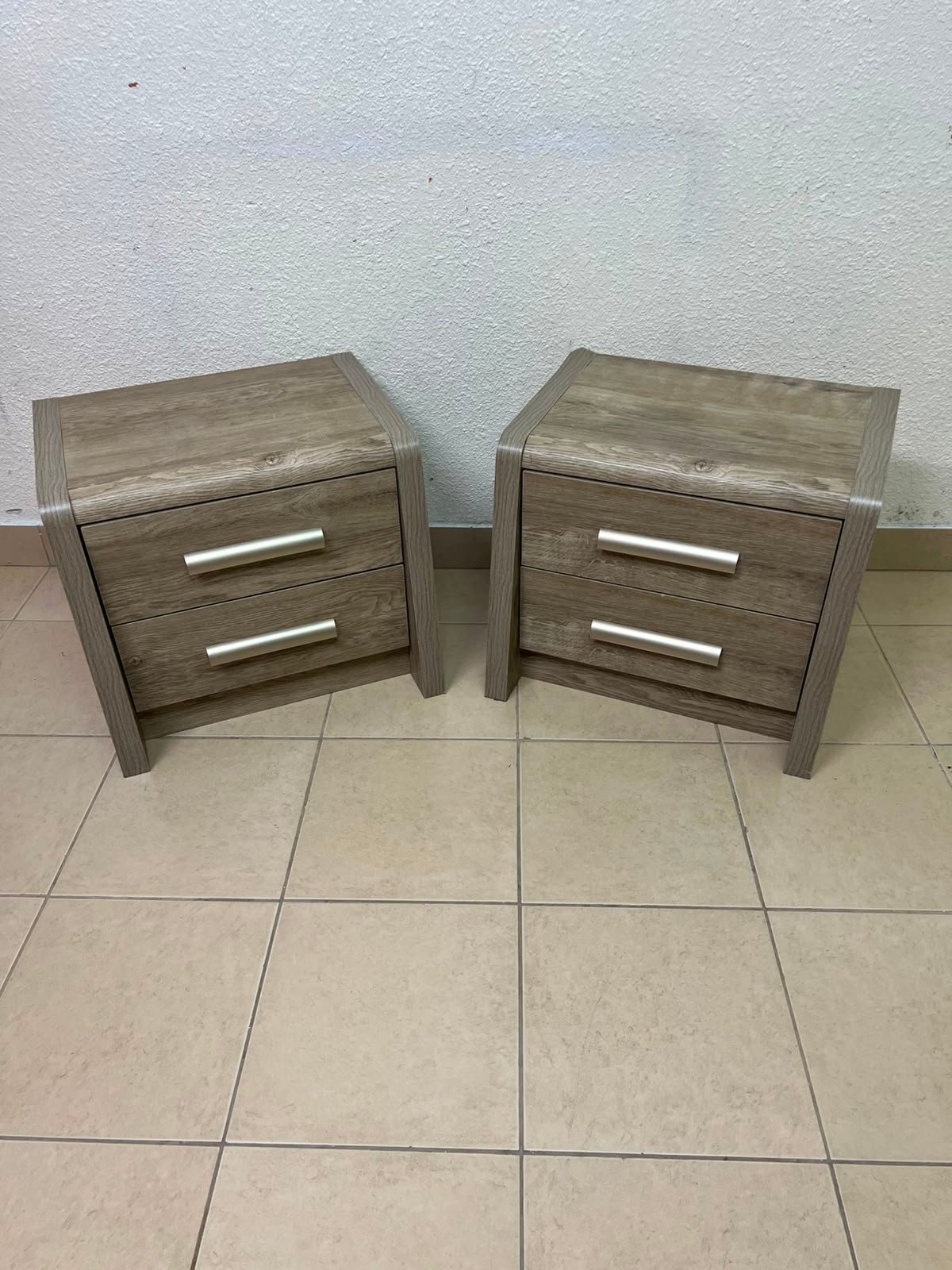 Set of 2 Grey Wood Grain 2-Drawer Nightstands – Modern Bedside Tables with Curved Edges & Silver Bar Handles - Image 3