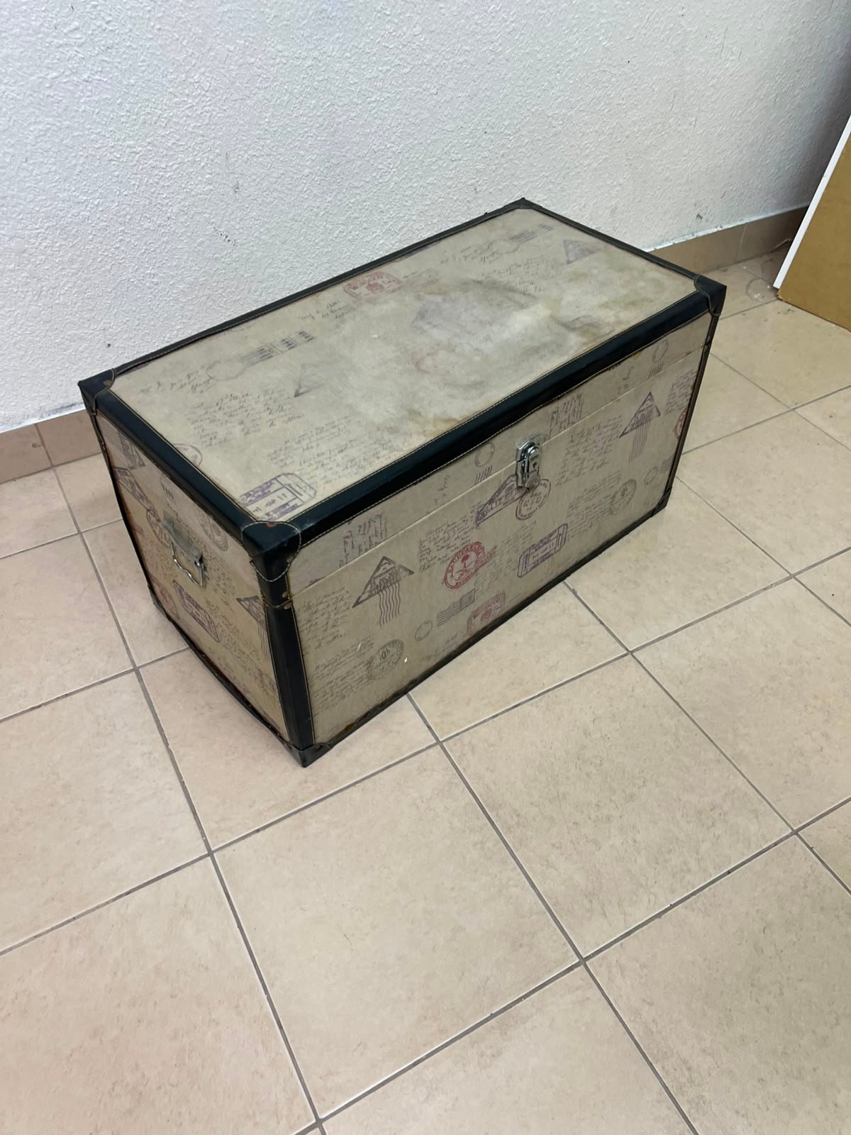 Vintage Travel Stamp Storage Trunk – Decorative Rectangular Chest with Black Trim & Silver Metal Latch - Image 4