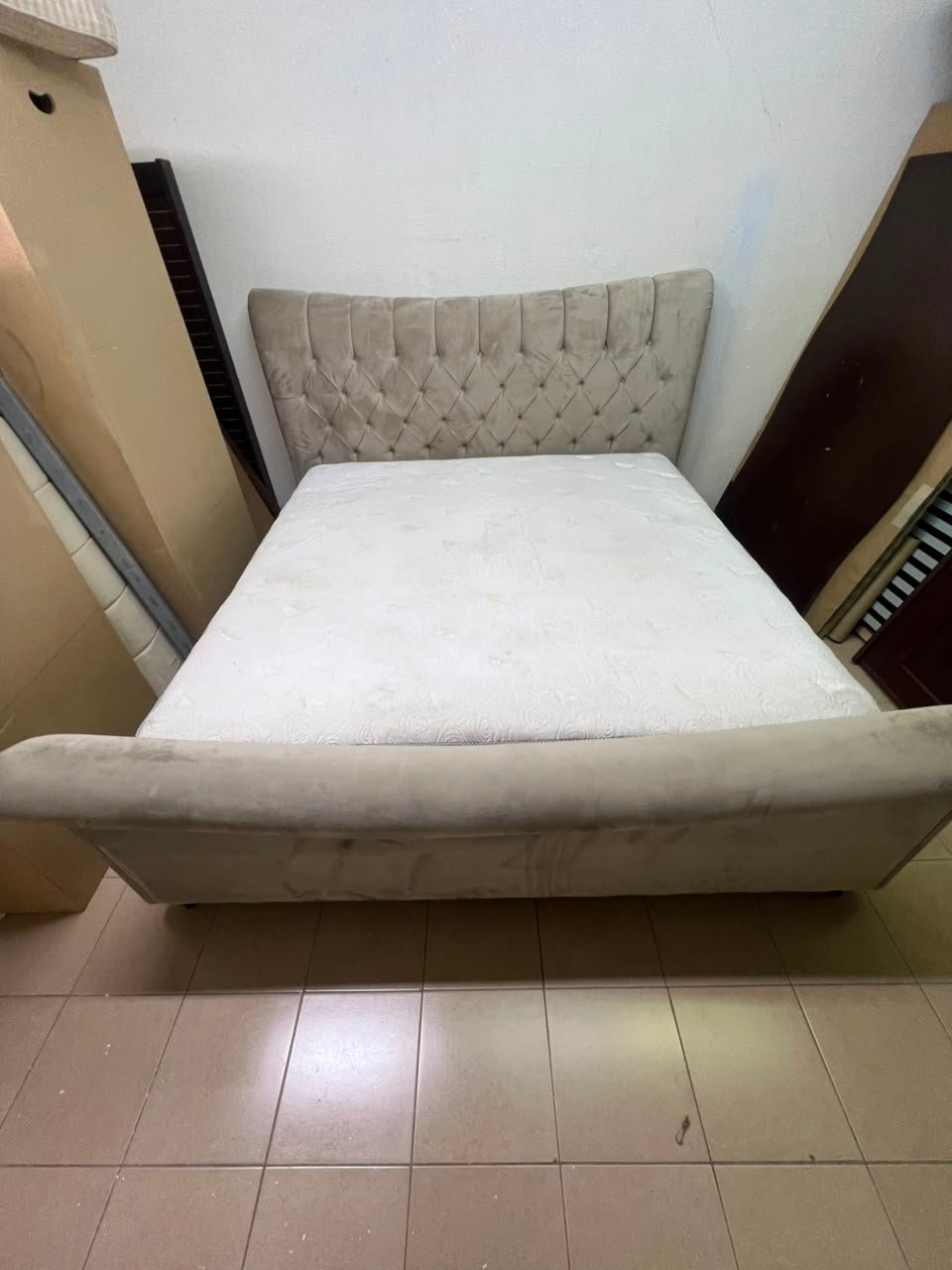 A classic diamond-patterned quilted bed with a mattress featuring soft velvet fabric in beige or gray. - Image 2
