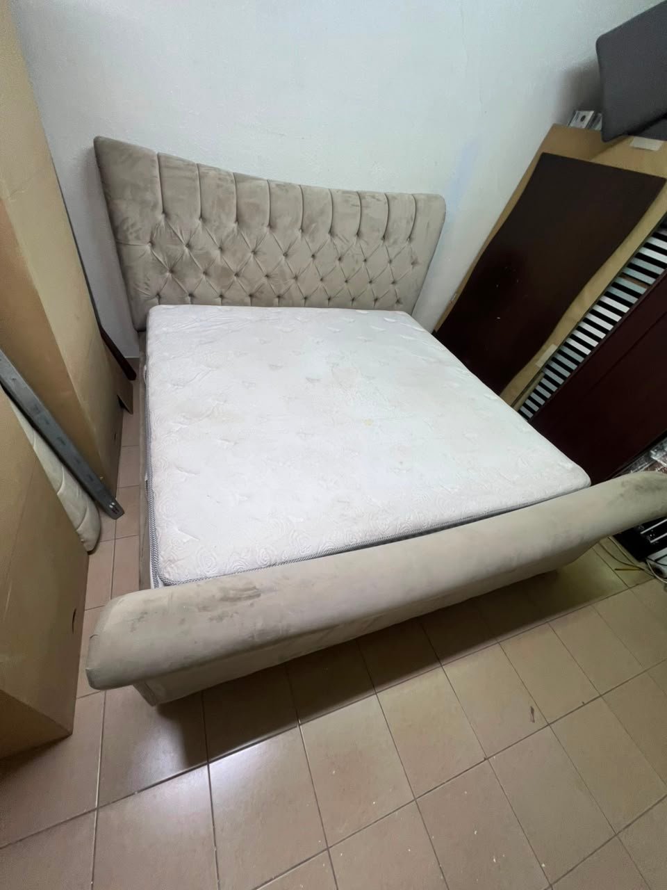 A classic diamond-patterned quilted bed with a mattress featuring soft velvet fabric in beige or gray. - Image 8