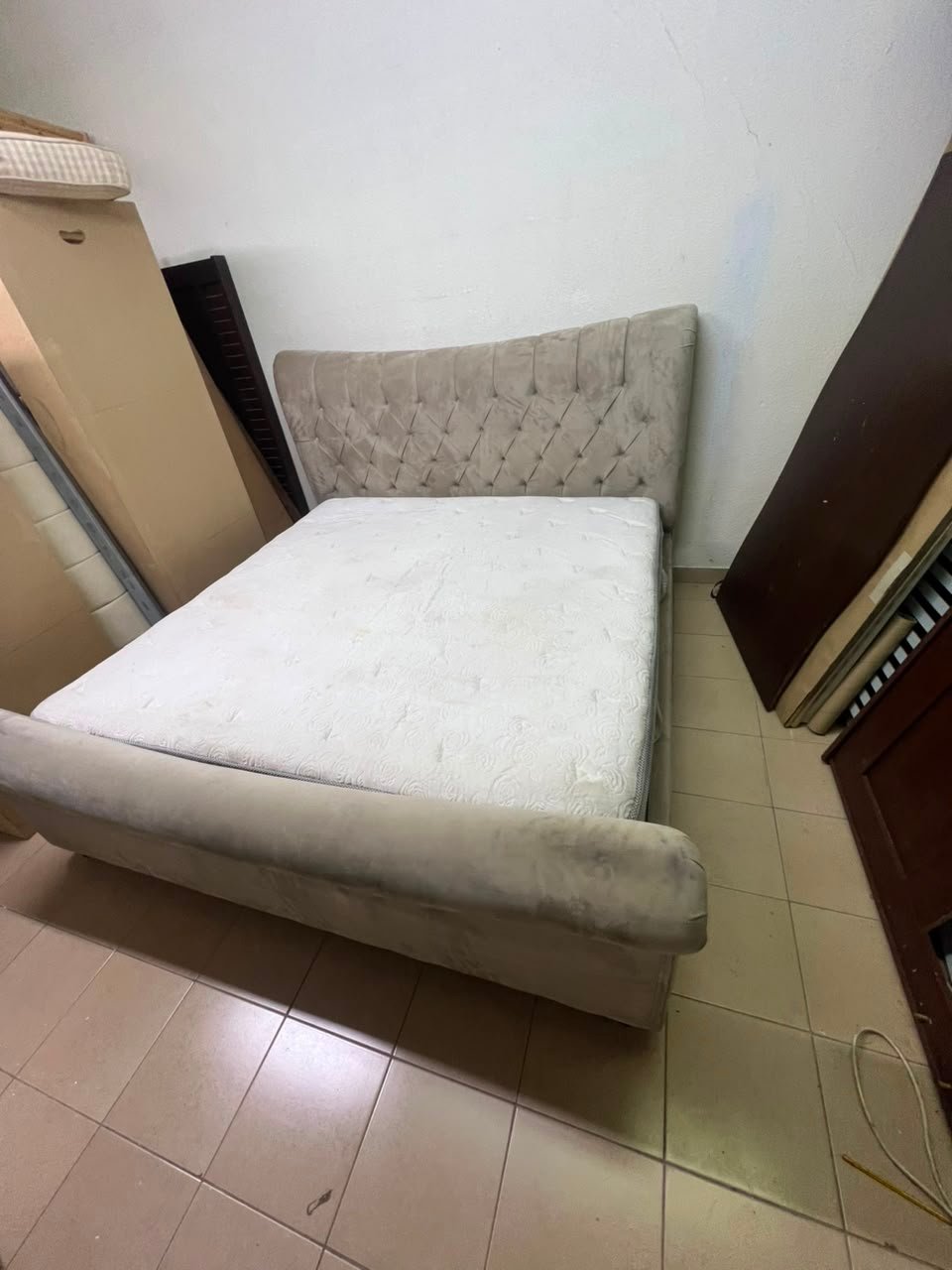 A classic diamond-patterned quilted bed with a mattress featuring soft velvet fabric in beige or gray. - Image 9