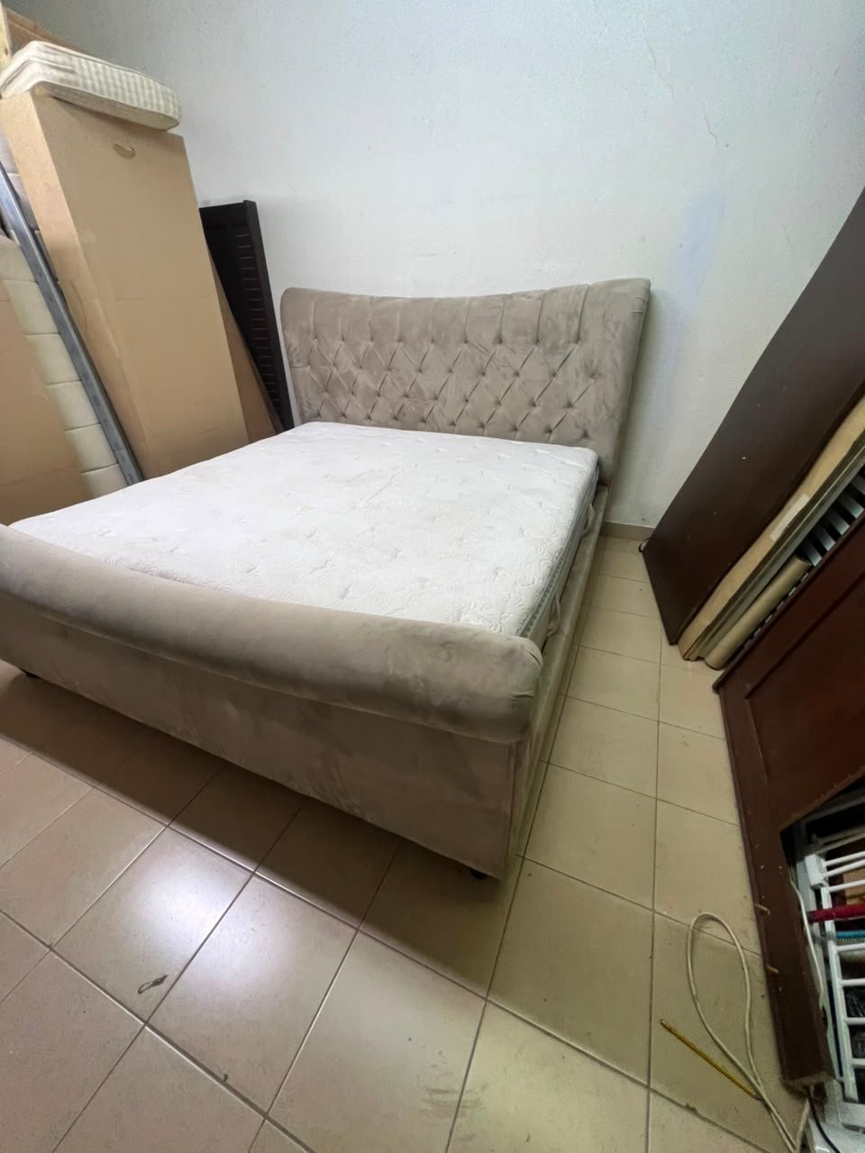 A classic diamond-patterned quilted bed with a mattress featuring soft velvet fabric in beige or gray. - Image 10