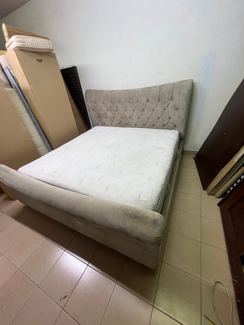 A classic diamond-patterned quilted bed with a mattress featuring soft velvet fabric in beige or gray. - Image 11