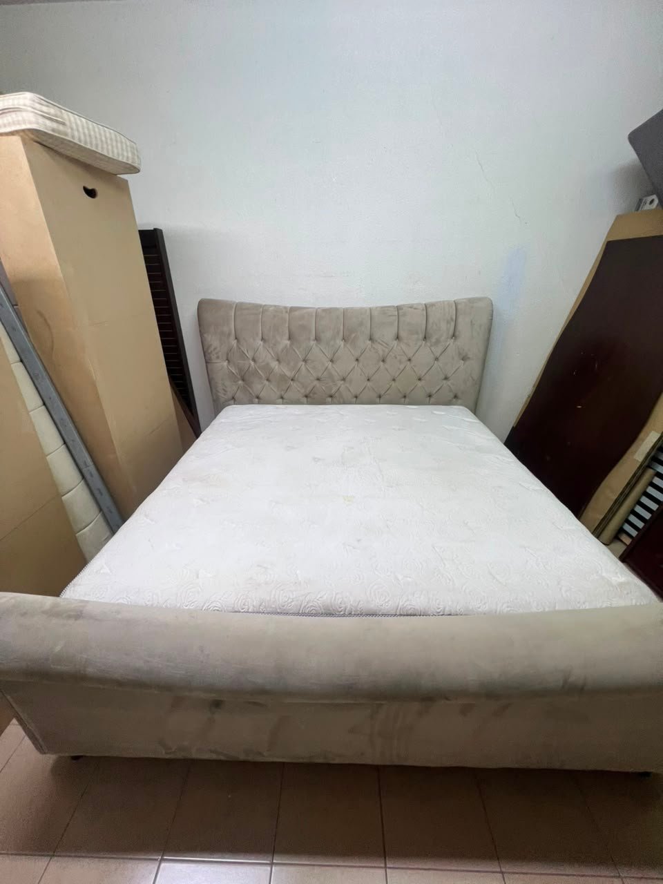 A classic diamond-patterned quilted bed with a mattress featuring soft velvet fabric in beige or gray. - Image 12