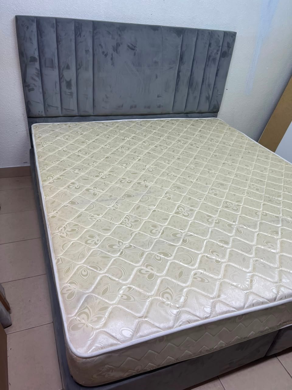 Complete Upholstered Grey Bed Set – Vertical Channel-Tufted Headboard, Cream Quilted Mattress & Matching Dark Grey Divan Base - Image 3