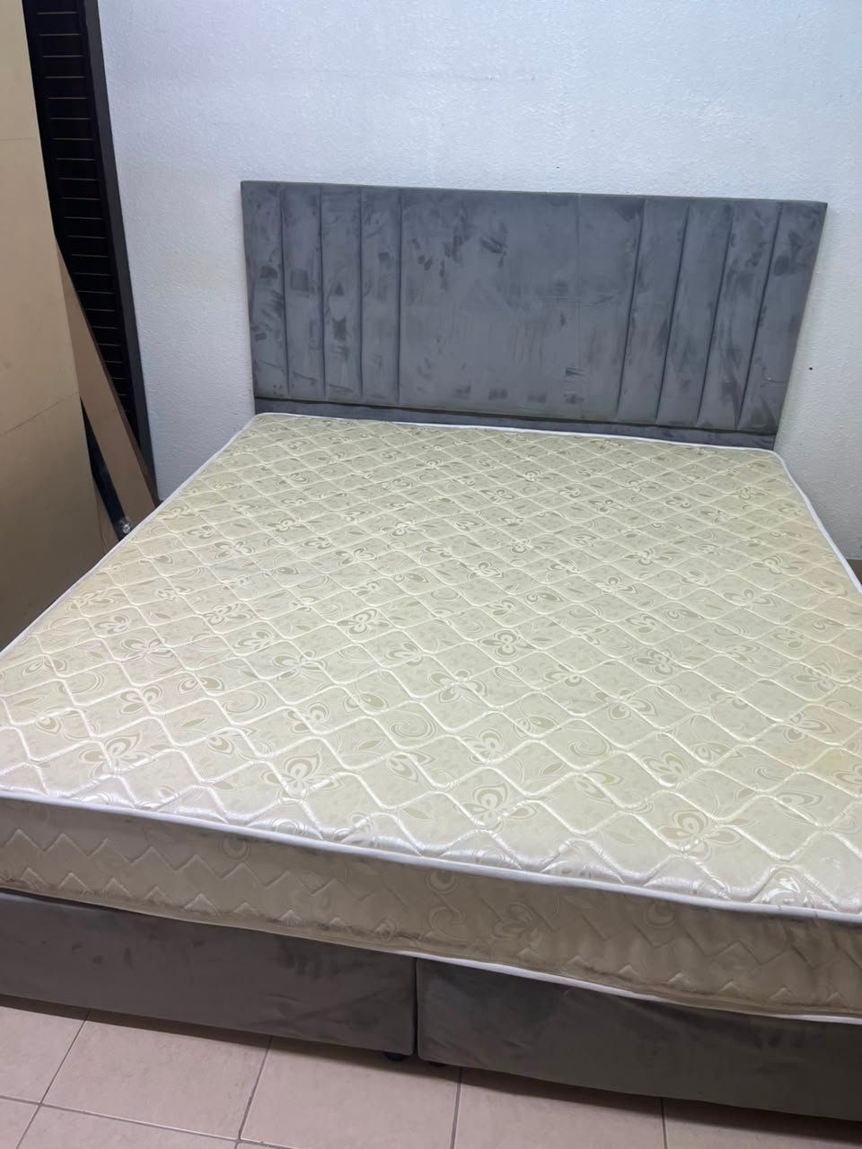 Complete Upholstered Grey Bed Set – Vertical Channel-Tufted Headboard, Cream Quilted Mattress & Matching Dark Grey Divan Base