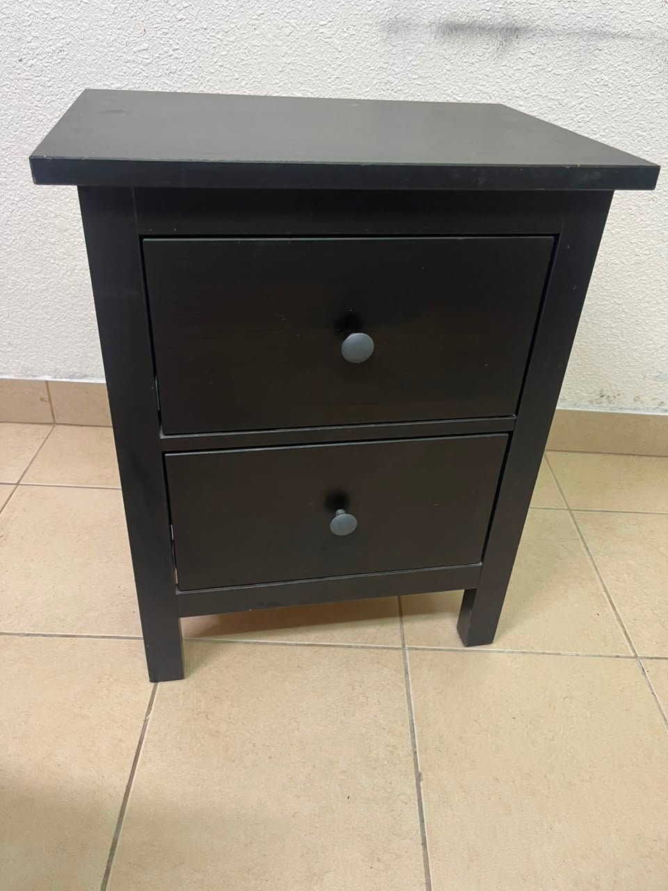 Minimalist Dark Charcoal 2-Drawer Nightstand – Modern Bedside Table with Contrast Round Knobs & Sturdy Square Legs