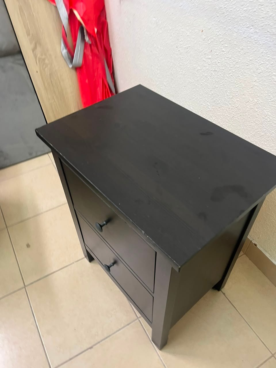 Minimalist Dark Charcoal 2-Drawer Nightstand – Modern Bedside Table with Contrast Round Knobs & Sturdy Square Legs - Image 4