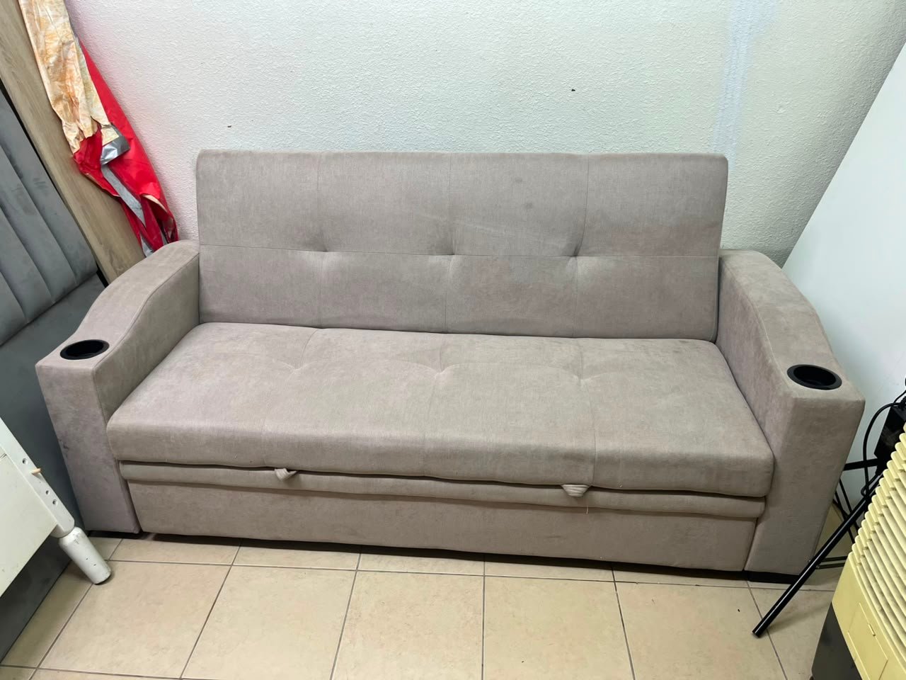 Modern Beige Convertible Sofa Bed with Cup Holders – Plush Tufted Futon with Pull-Out Storage / Sleeper Function for Apartments & Guest Rooms