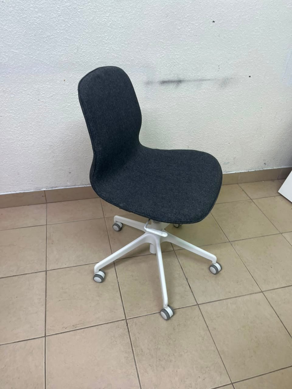 Modern Ergonomic Swivel Desk Chair – Charcoal Textured Fabric Shell with White 5-Star Base & Casters - Image 2