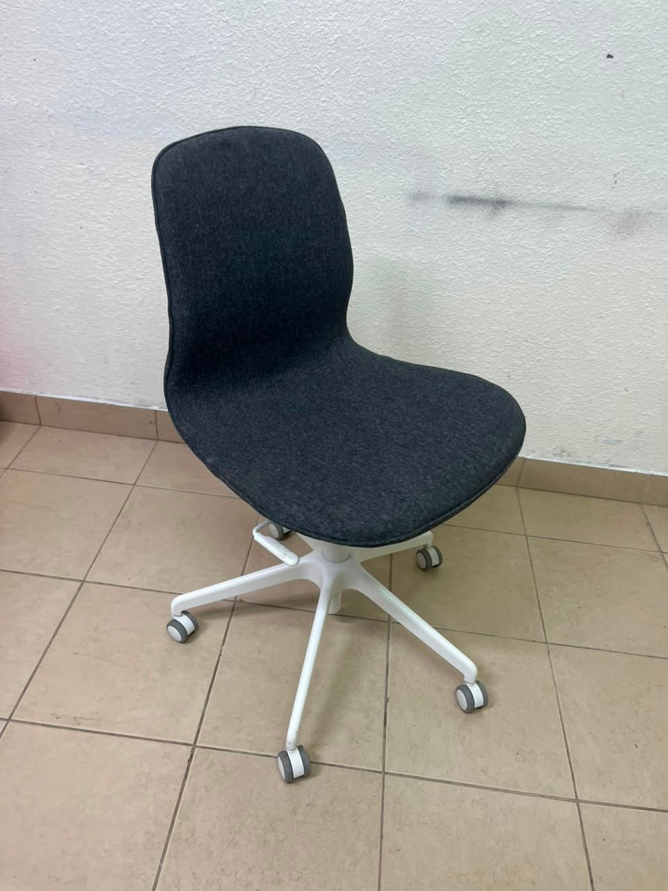 Modern Ergonomic Swivel Desk Chair – Charcoal Textured Fabric Shell with White 5-Star Base & Casters