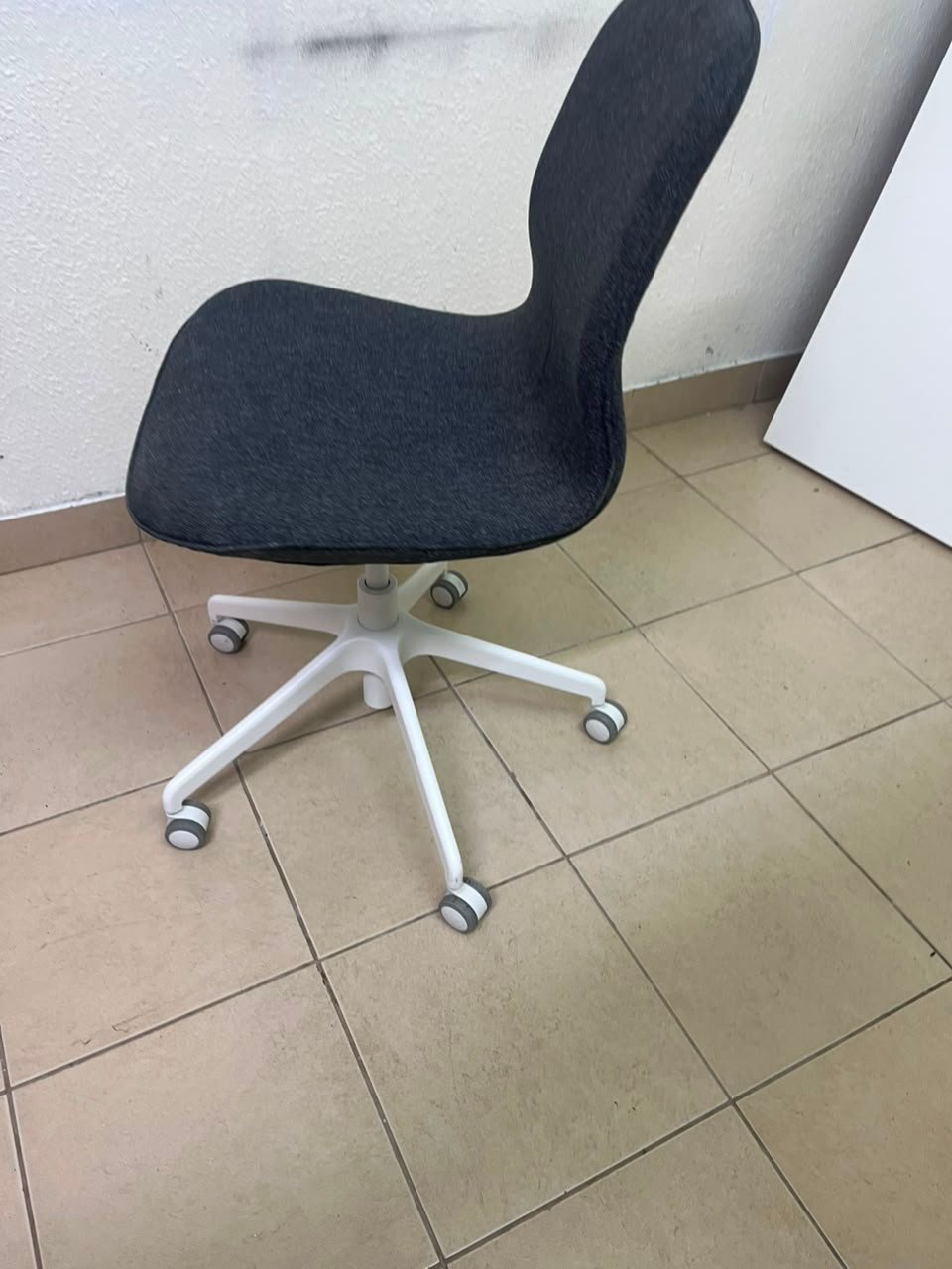 Modern Ergonomic Swivel Desk Chair – Charcoal Textured Fabric Shell with White 5-Star Base & Casters - Image 5