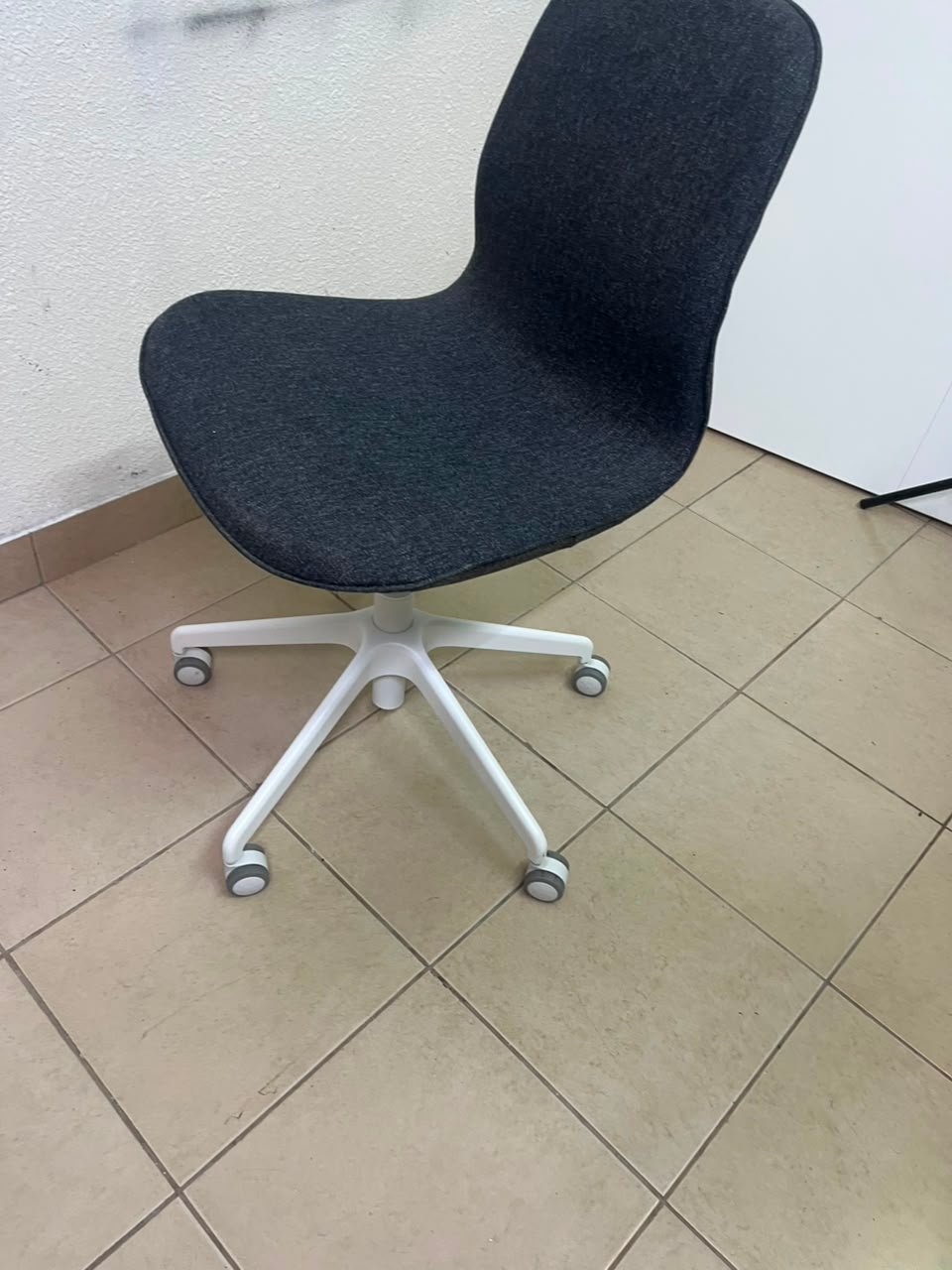 Modern Ergonomic Swivel Desk Chair – Charcoal Textured Fabric Shell with White 5-Star Base & Casters - Image 6