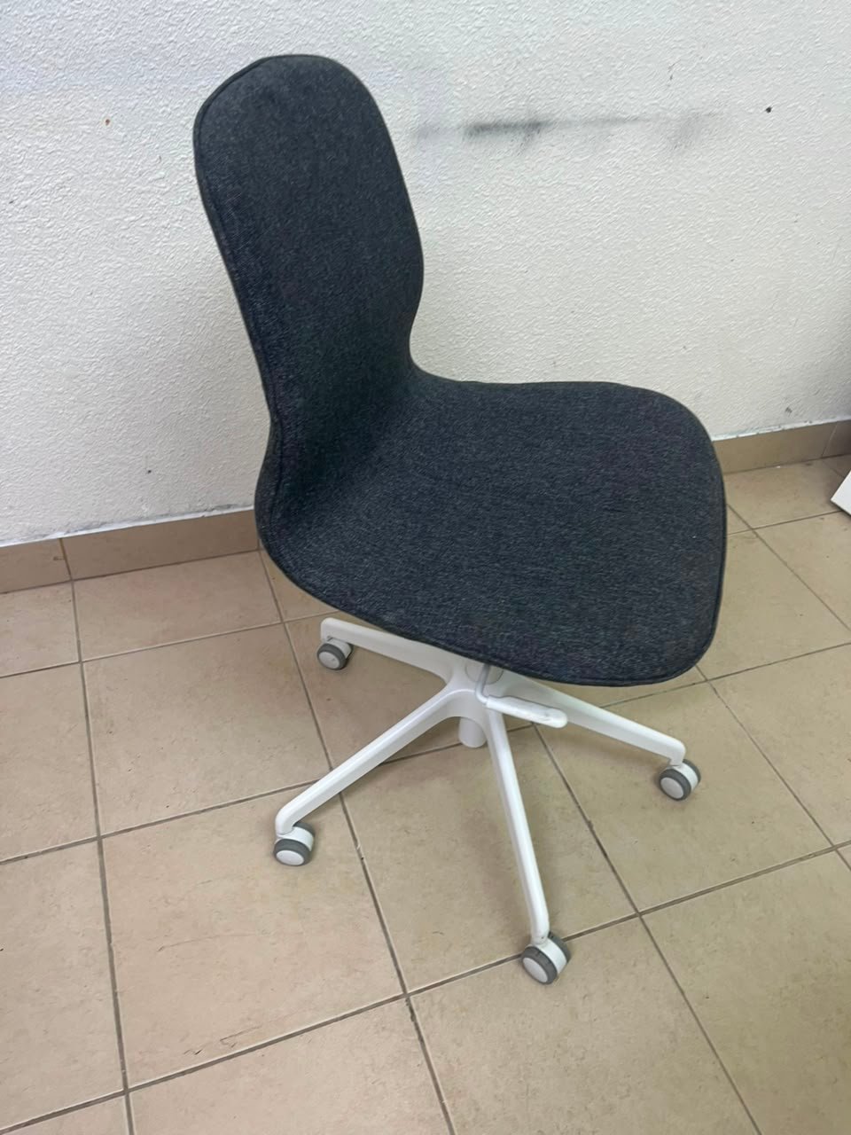 Modern Ergonomic Swivel Desk Chair – Charcoal Textured Fabric Shell with White 5-Star Base & Casters - Image 7