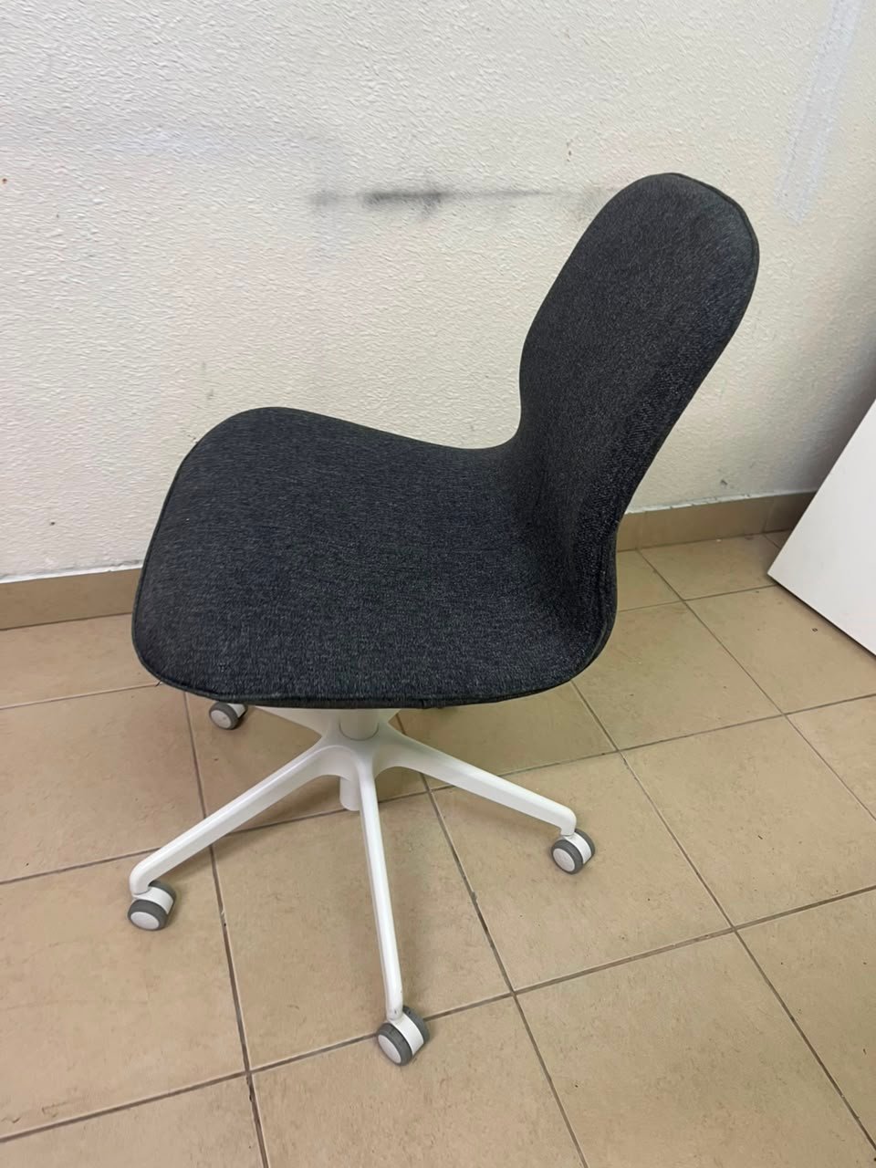 Modern Ergonomic Swivel Desk Chair – Charcoal Textured Fabric Shell with White 5-Star Base & Casters - Image 8
