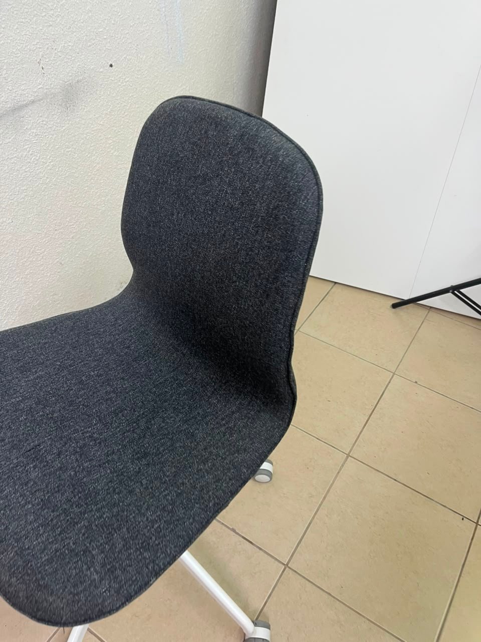 Modern Ergonomic Swivel Desk Chair – Charcoal Textured Fabric Shell with White 5-Star Base & Casters - Image 9