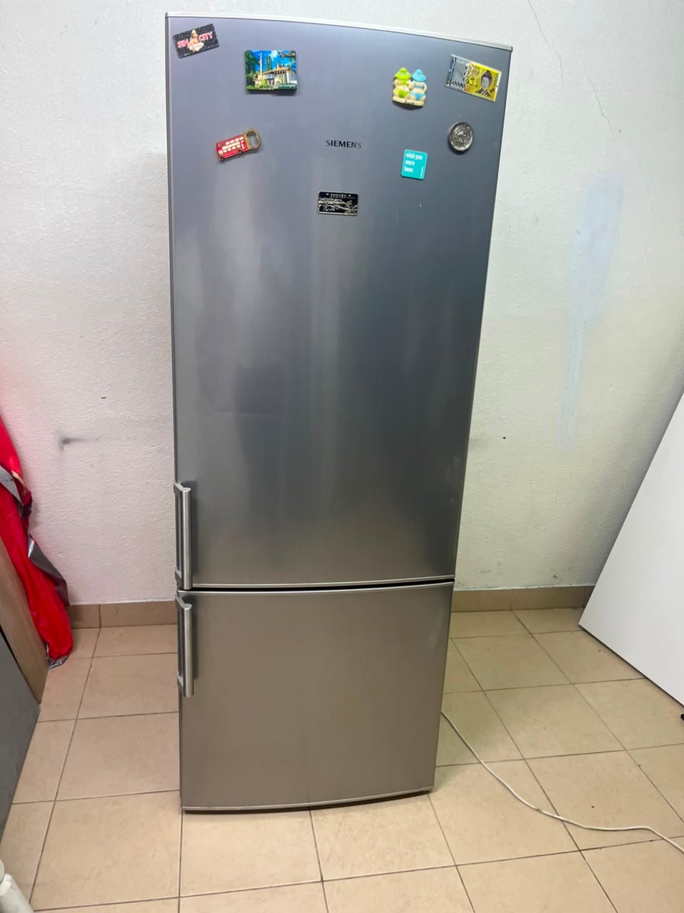 Siemens Bottom-Freezer Refrigerator – Stainless Steel Finish with Premium Vertical Handles & Spacious Storage - Image 2