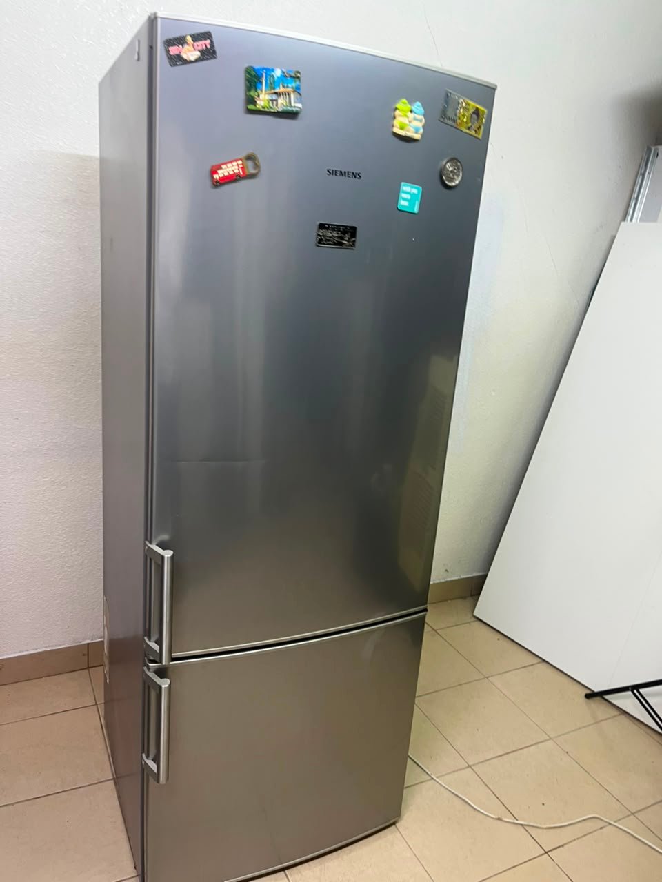 Siemens Bottom-Freezer Refrigerator – Stainless Steel Finish with Premium Vertical Handles & Spacious Storage - Image 5