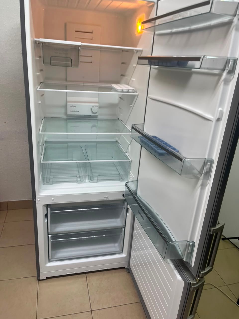 Siemens Bottom-Freezer Refrigerator – Stainless Steel Finish with Premium Vertical Handles & Spacious Storage - Image 7