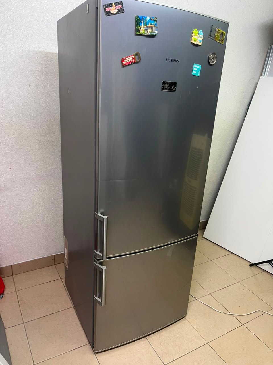 Siemens Bottom-Freezer Refrigerator – Stainless Steel Finish with Premium Vertical Handles & Spacious Storage - Image 8