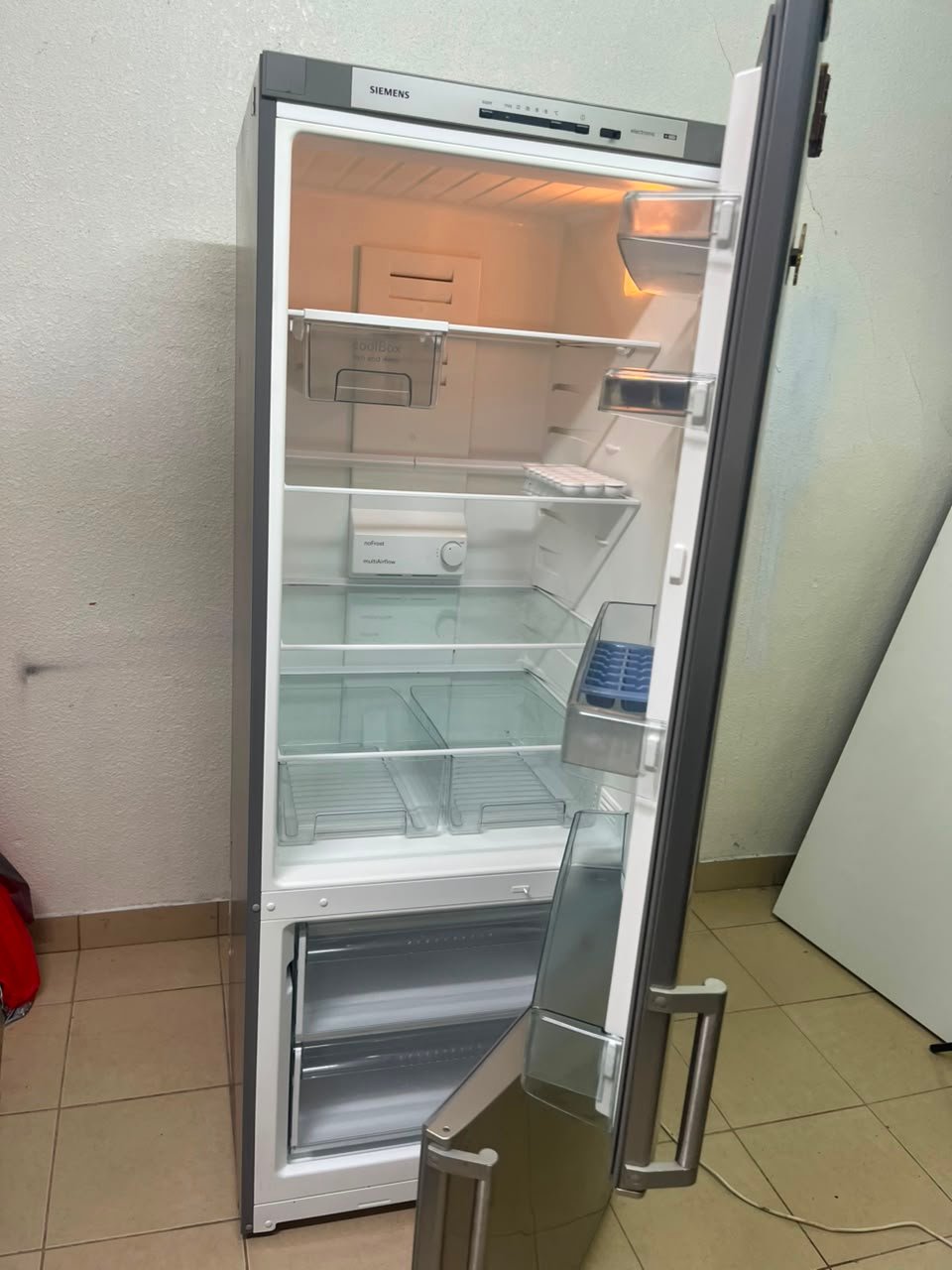 Siemens Bottom-Freezer Refrigerator – Stainless Steel Finish with Premium Vertical Handles & Spacious Storage - Image 9