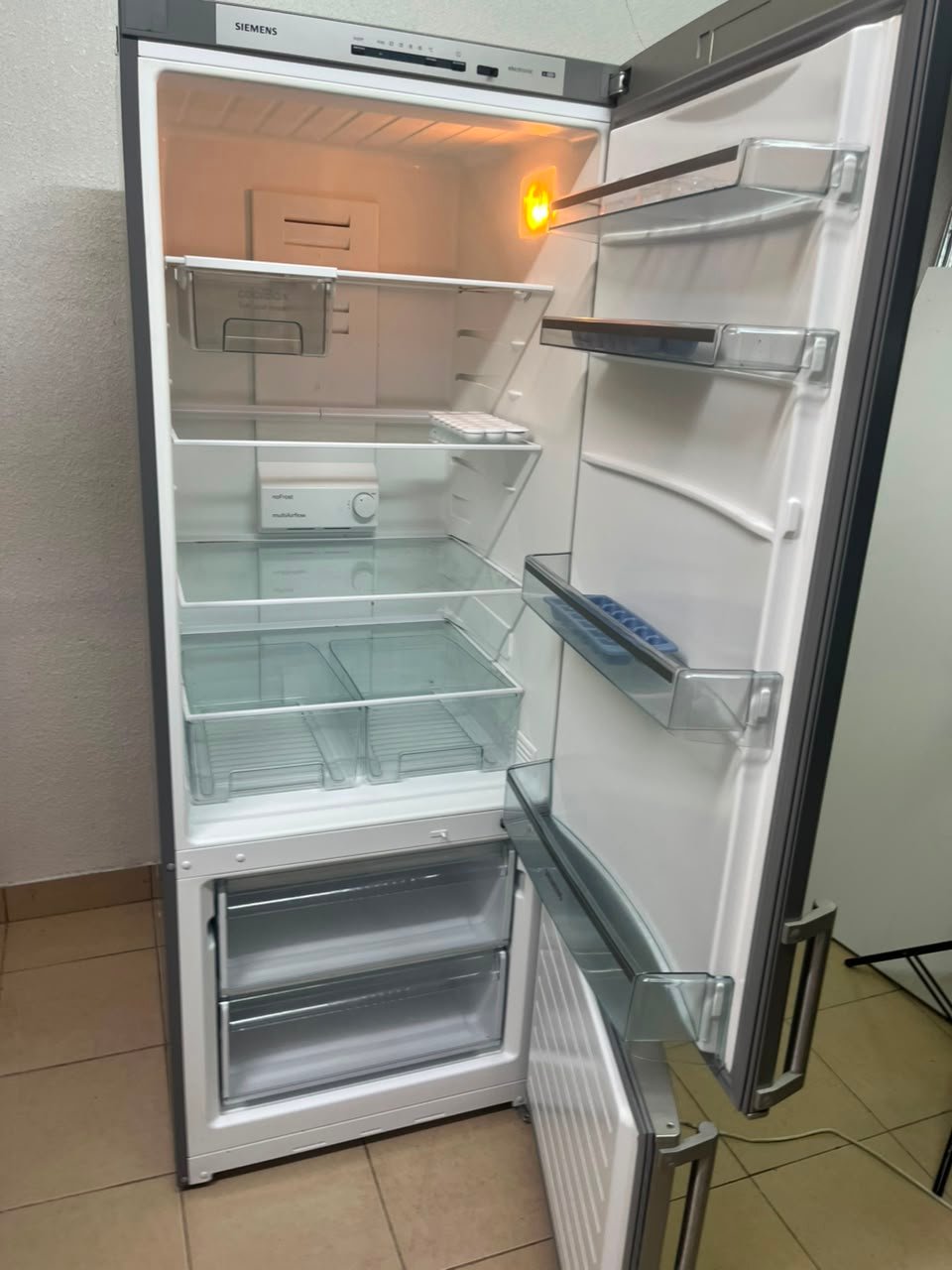 Siemens Bottom-Freezer Refrigerator – Stainless Steel Finish with Premium Vertical Handles & Spacious Storage - Image 10