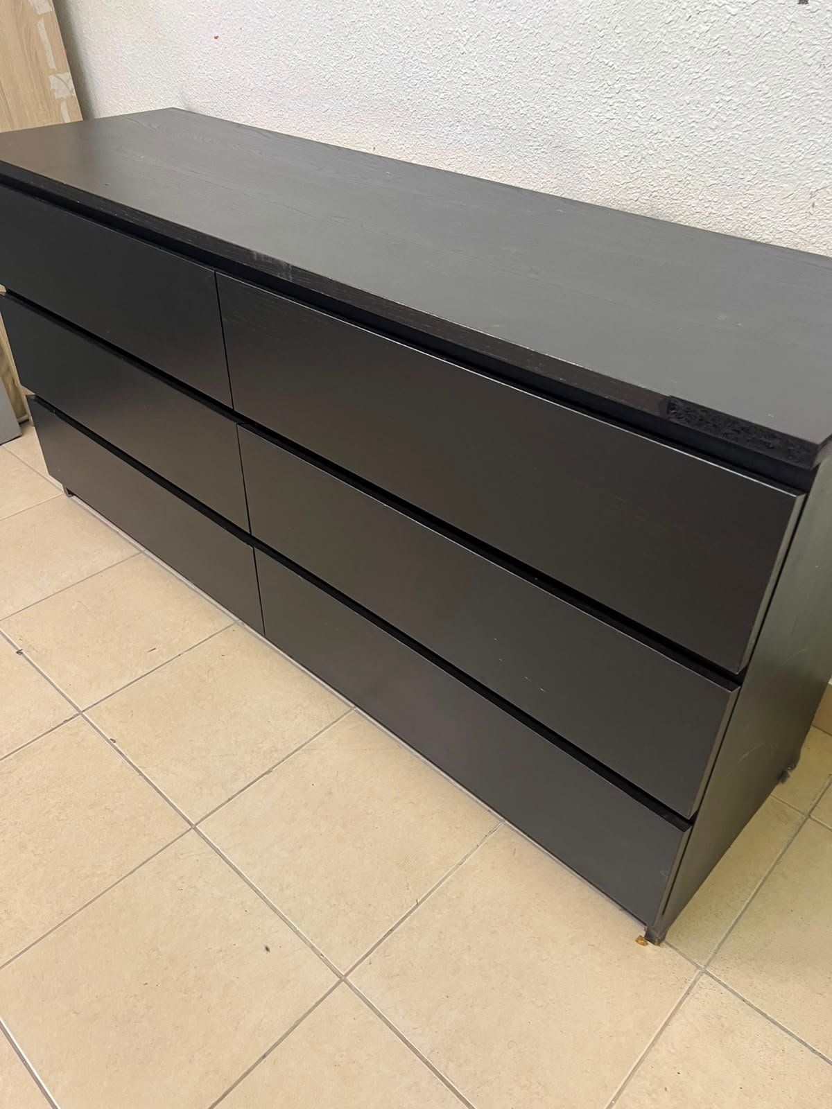 The MALM chest of drawers from IKEA, in black and brown, features a simple and modern design. - Image 12