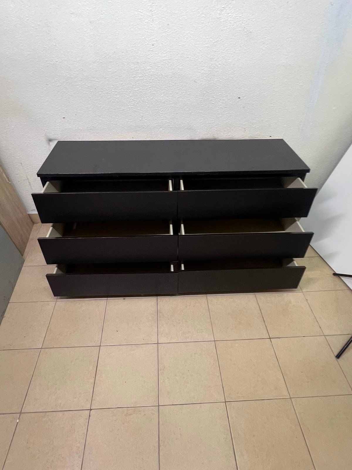 The MALM chest of drawers from IKEA, in black and brown, features a simple and modern design. - Image 10