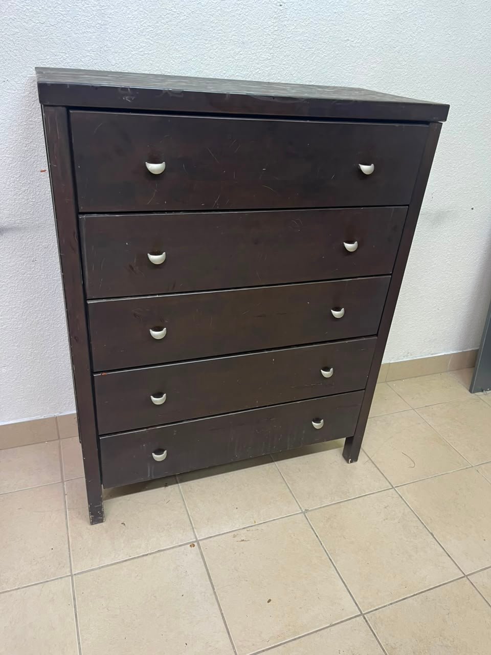 Classic Dark Espresso 5-Drawer Tall Chest / Dresser – Solid Wood Frame with Cup-Style Silver Handles & Sturdy Square Legs