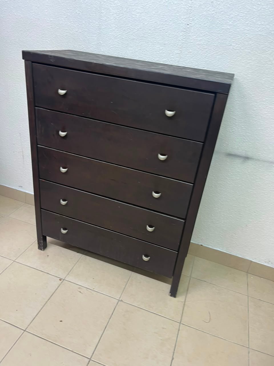 Classic Dark Espresso 5-Drawer Tall Chest / Dresser – Solid Wood Frame with Cup-Style Silver Handles & Sturdy Square Legs - Image 6