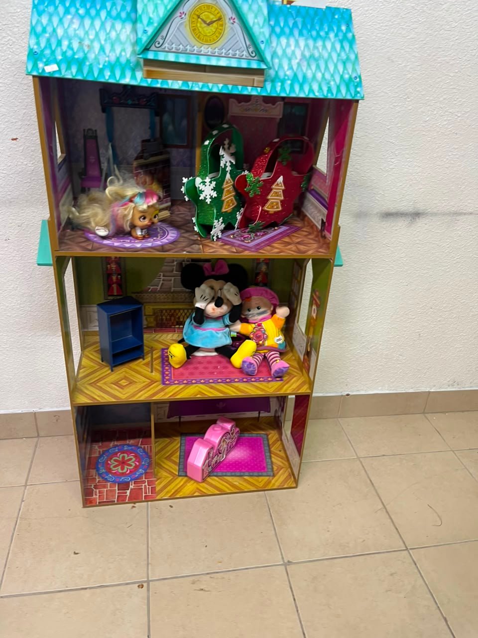 Frozen-Themed Wooden Dollhouse with Turquoise Roof, Clock Tower & 3 Levels – Includes Miniature Furniture & Plush Characters - Image 3