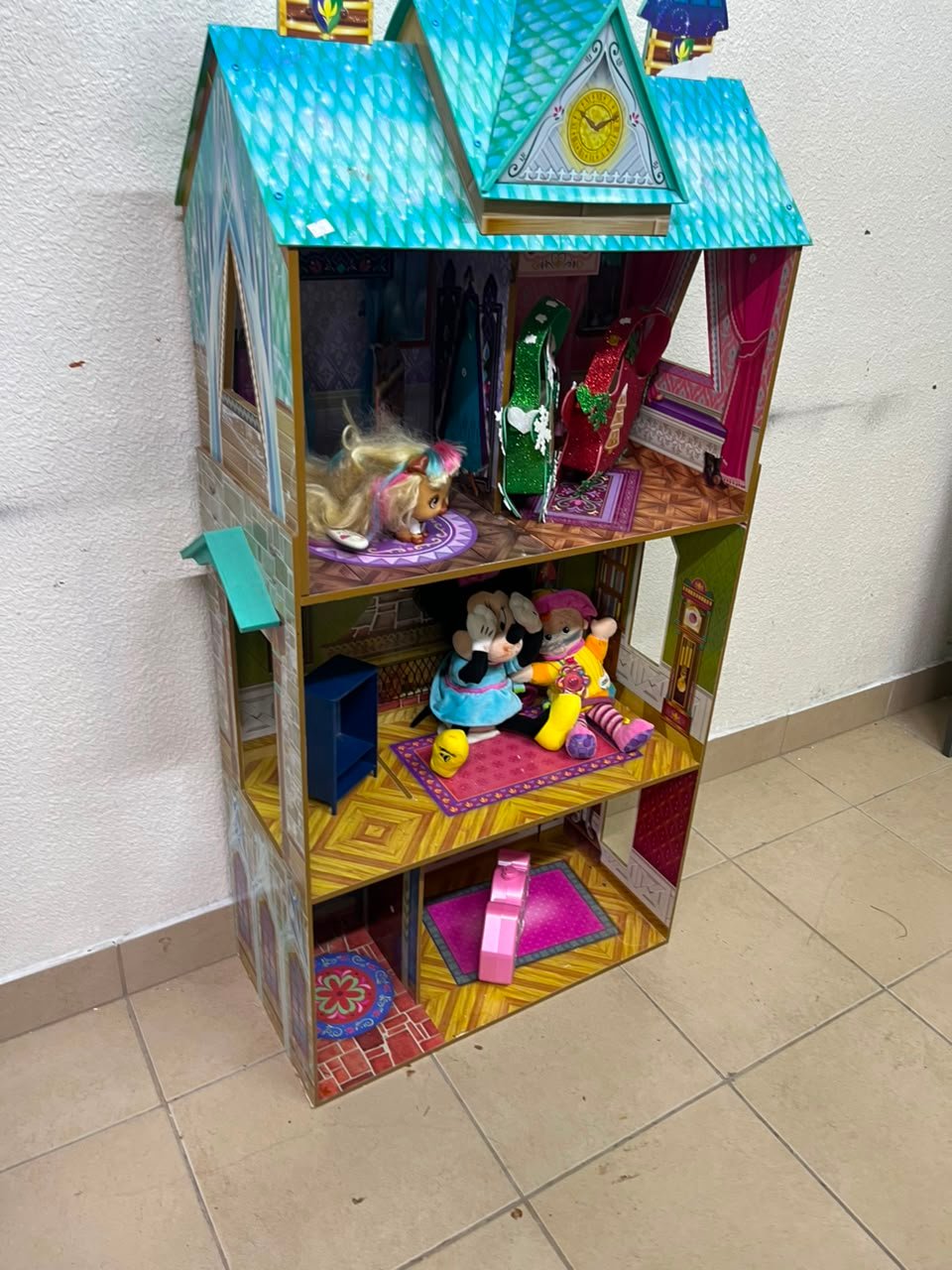 Frozen-Themed Wooden Dollhouse with Turquoise Roof, Clock Tower & 3 Levels – Includes Miniature Furniture & Plush Characters - Image 4