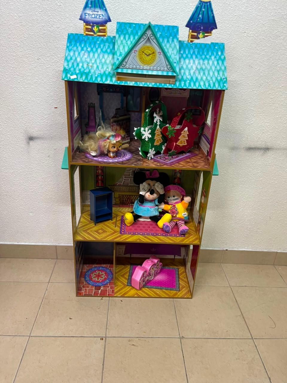 Frozen-Themed Wooden Dollhouse with Turquoise Roof, Clock Tower & 3 Levels – Includes Miniature Furniture & Plush Characters - Image 5
