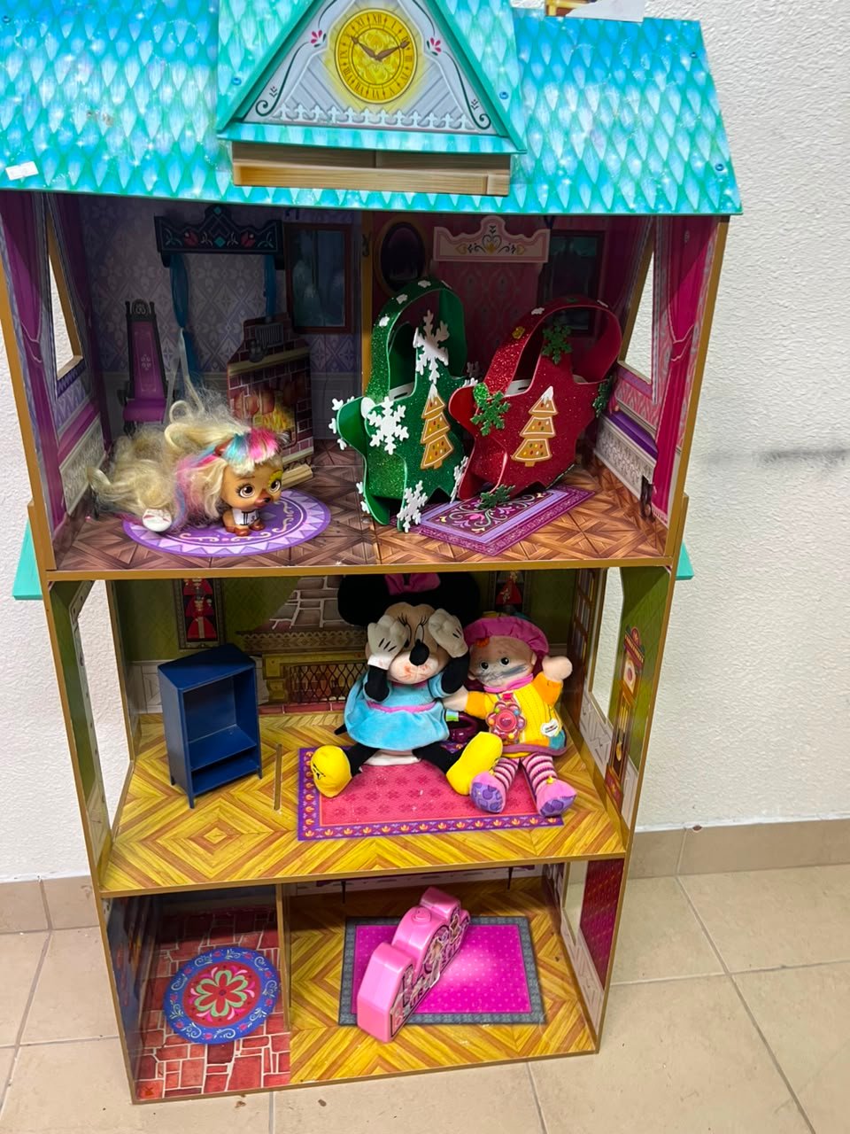 Frozen-Themed Wooden Dollhouse with Turquoise Roof, Clock Tower & 3 Levels – Includes Miniature Furniture & Plush Characters - Image 9