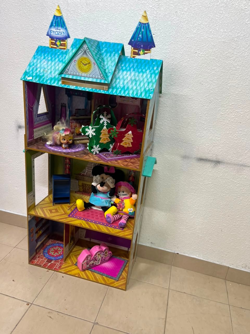 Frozen-Themed Wooden Dollhouse with Turquoise Roof, Clock Tower & 3 Levels – Includes Miniature Furniture & Plush Characters - Image 10