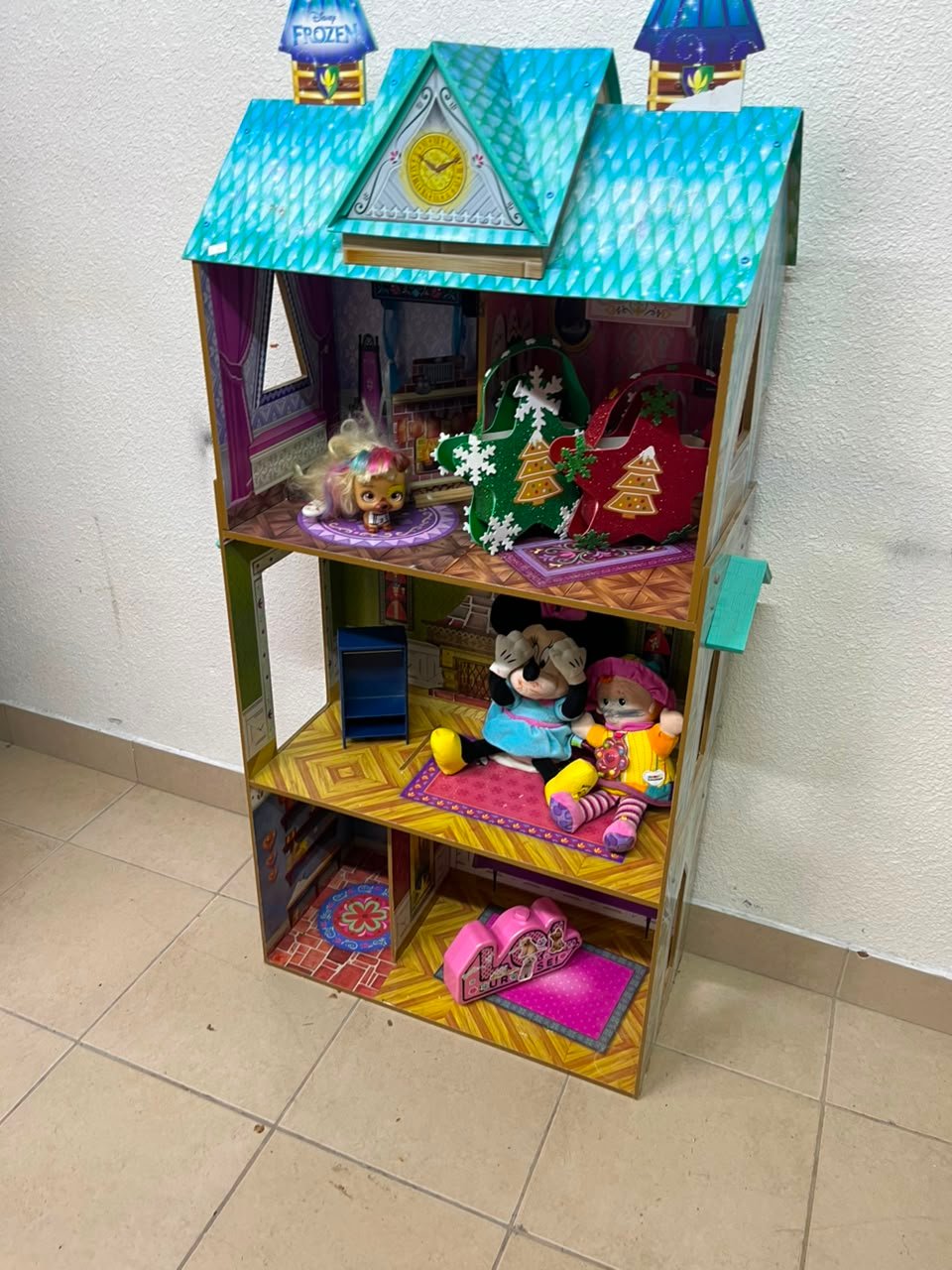 Frozen-Themed Wooden Dollhouse with Turquoise Roof, Clock Tower & 3 Levels – Includes Miniature Furniture & Plush Characters - Image 11