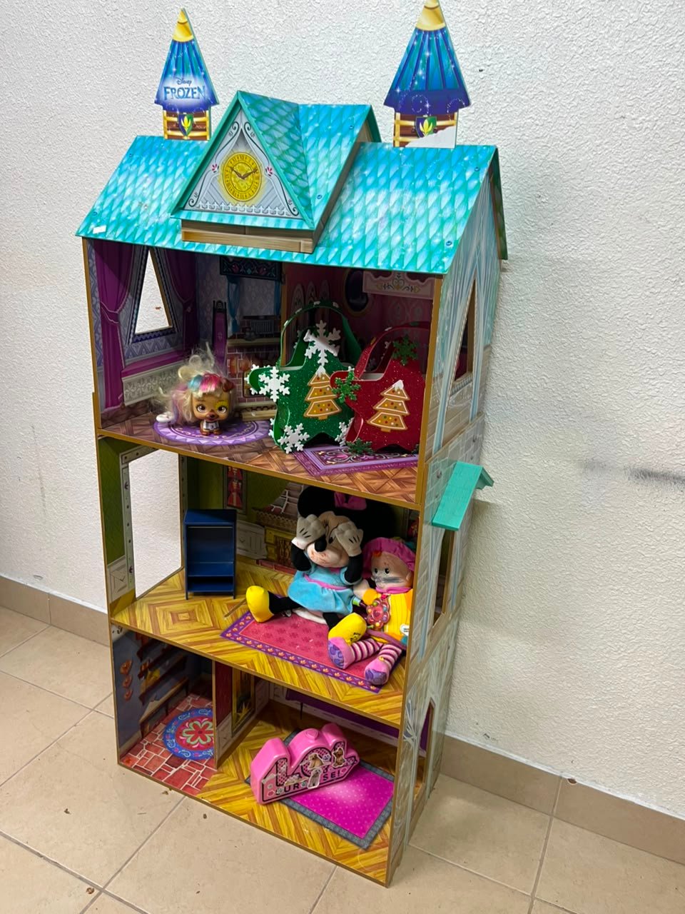 Frozen-Themed Wooden Dollhouse with Turquoise Roof, Clock Tower & 3 Levels – Includes Miniature Furniture & Plush Characters - Image 13