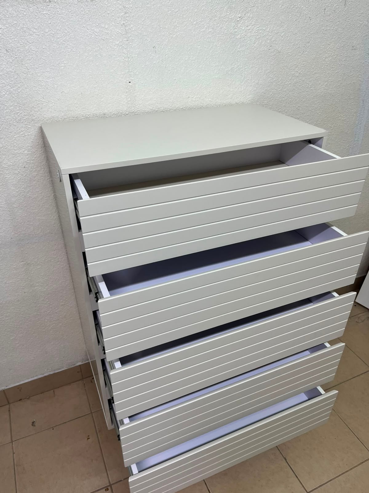 Modern White 5-Drawer Tall Dresser – Horizontal Slatted Front Design with Handleless Drawers & Cylindrical Legs - Image 2