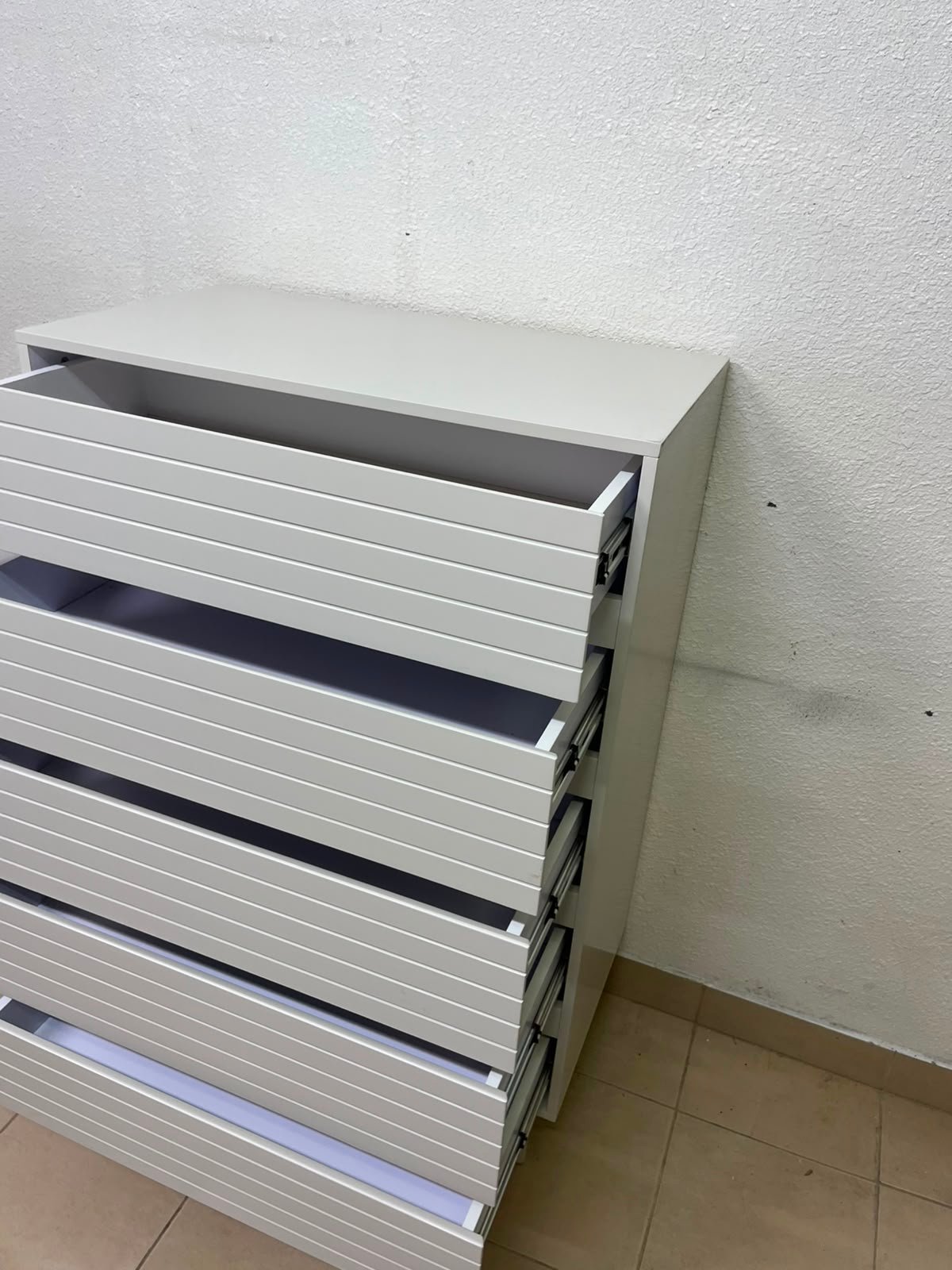 Modern White 5-Drawer Tall Dresser – Horizontal Slatted Front Design with Handleless Drawers & Cylindrical Legs - Image 3