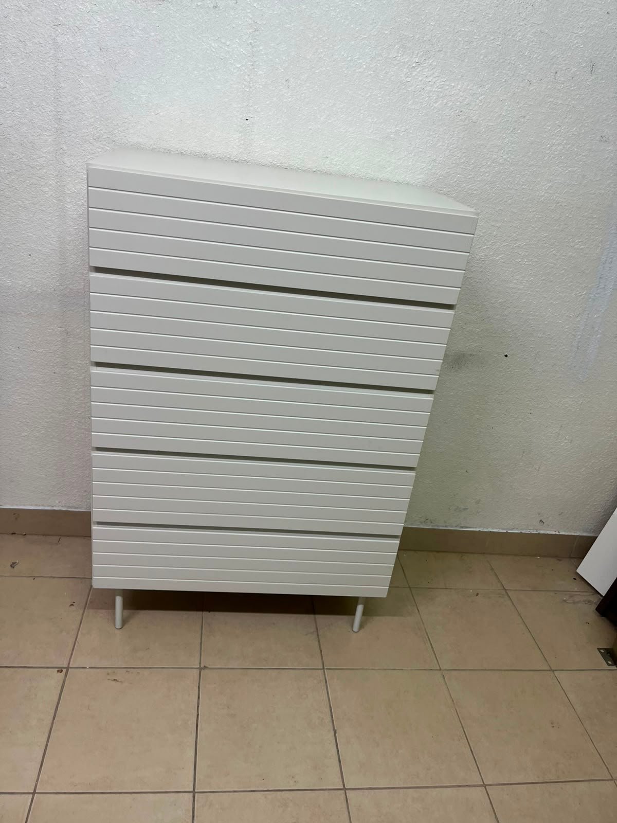 Modern White 5-Drawer Tall Dresser – Horizontal Slatted Front Design with Handleless Drawers & Cylindrical Legs - Image 4